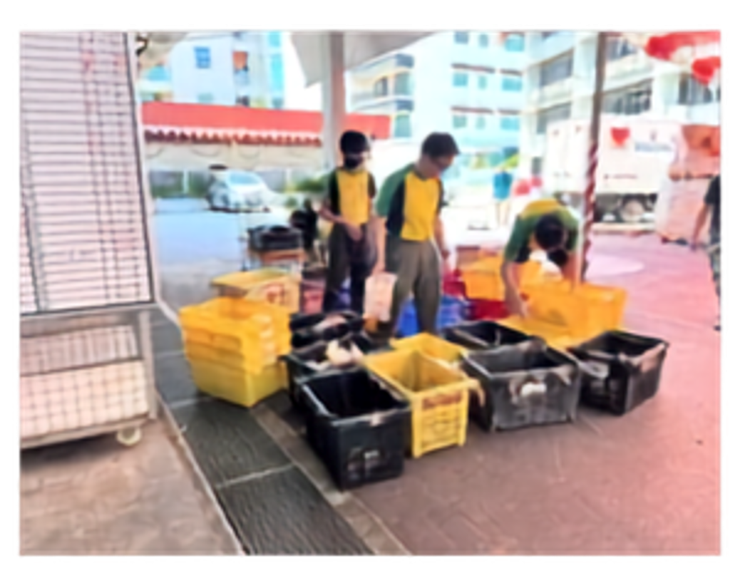 Our students collaborated with Willing Hearts to actively participate in food preparation by cutting vegetables, opening cans, packing meals, and washing utensils, contributing to the meaningful work of supporting those in need.